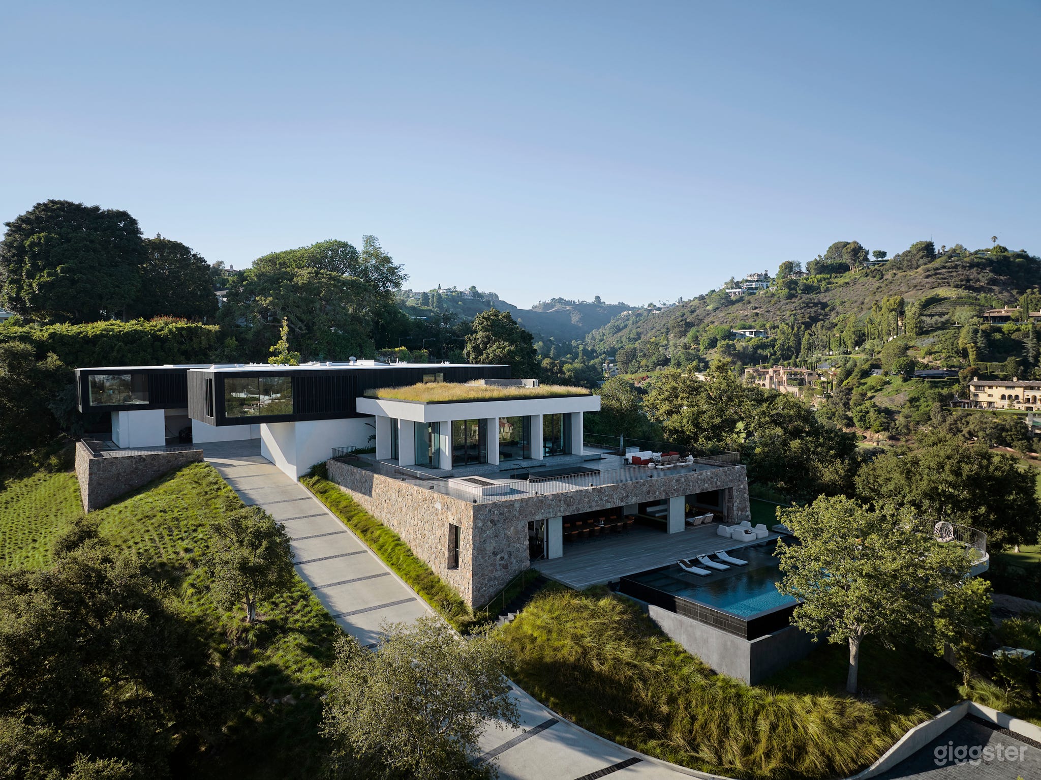 Strata House - Elegant Living and Precise Luxury Photo 1