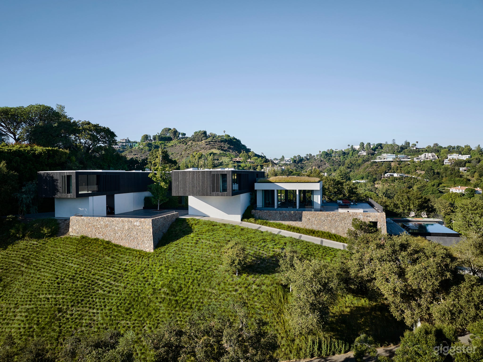 Strata House - Elegant Living and Precise Luxury Photo 4