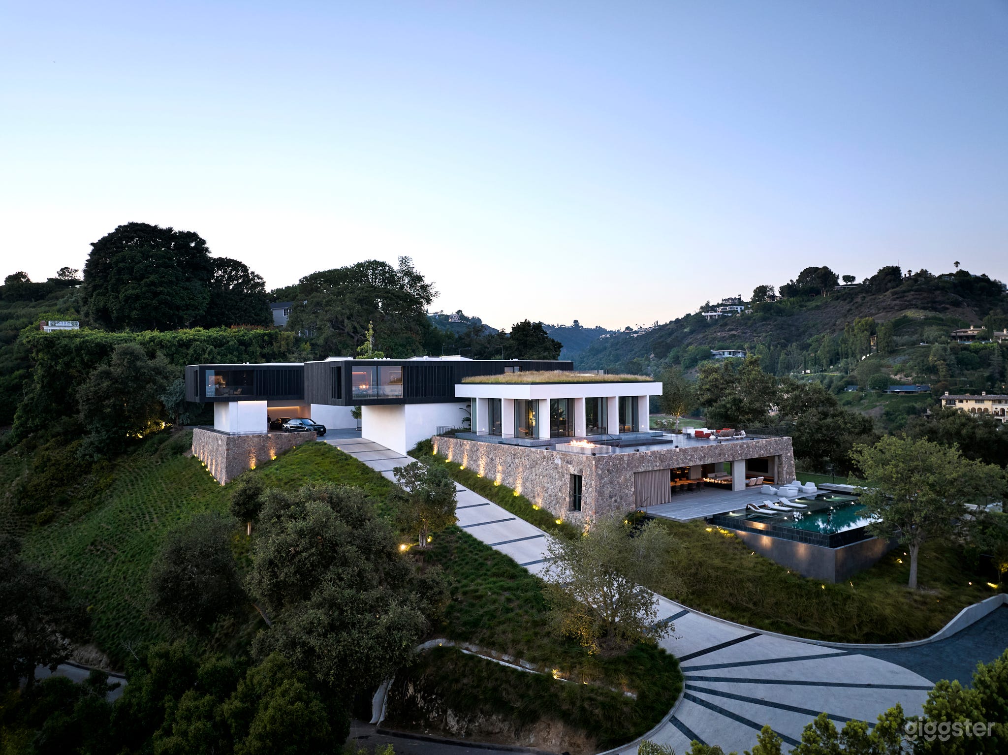 Strata House - Elegant Living and Precise Luxury Photo 2