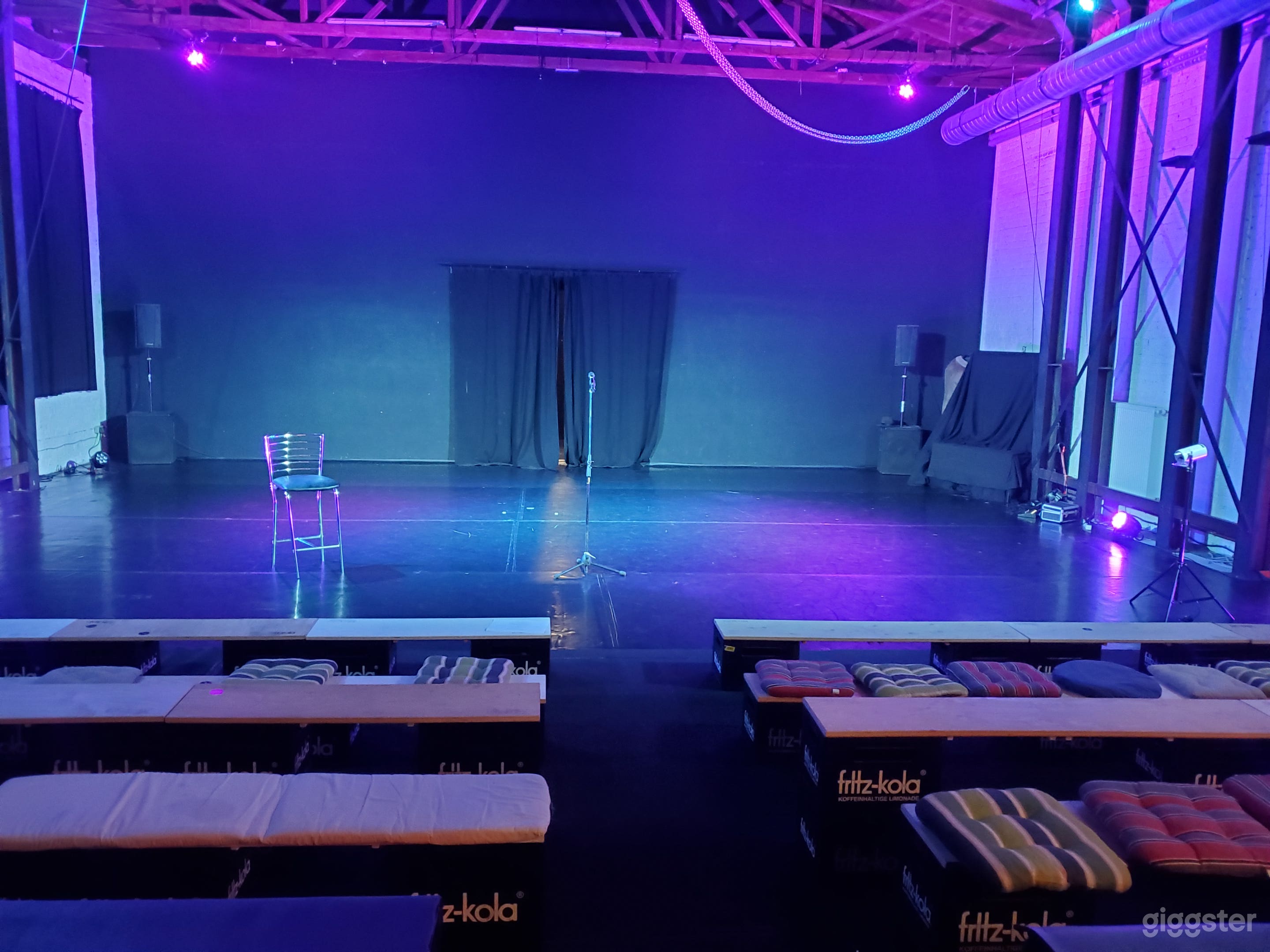 Industrie-Filmstudio mit hoher Decke und Rigging – Berlin Foto 4