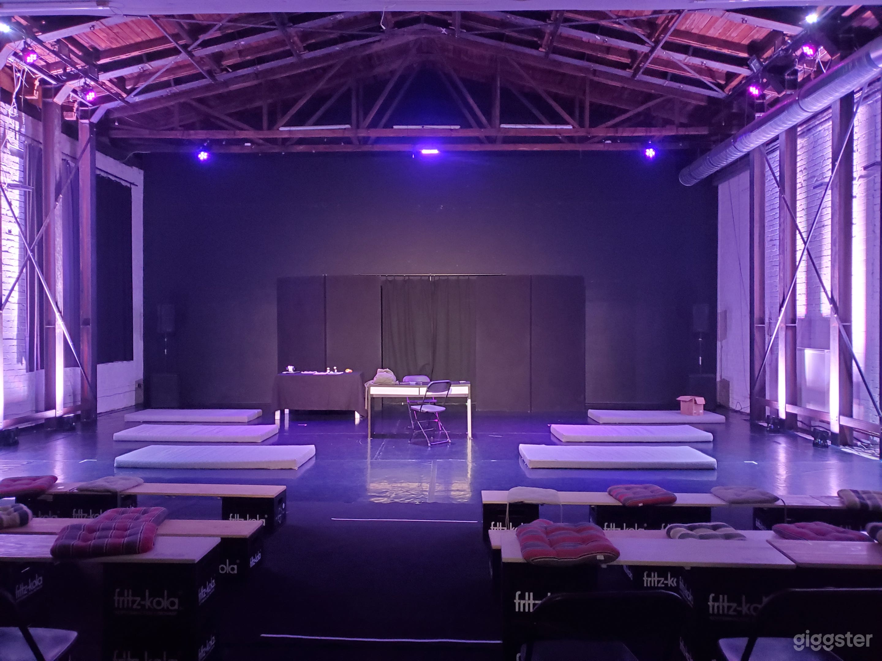 Industrie-Filmstudio mit hoher Decke und Rigging – Berlin Foto 3