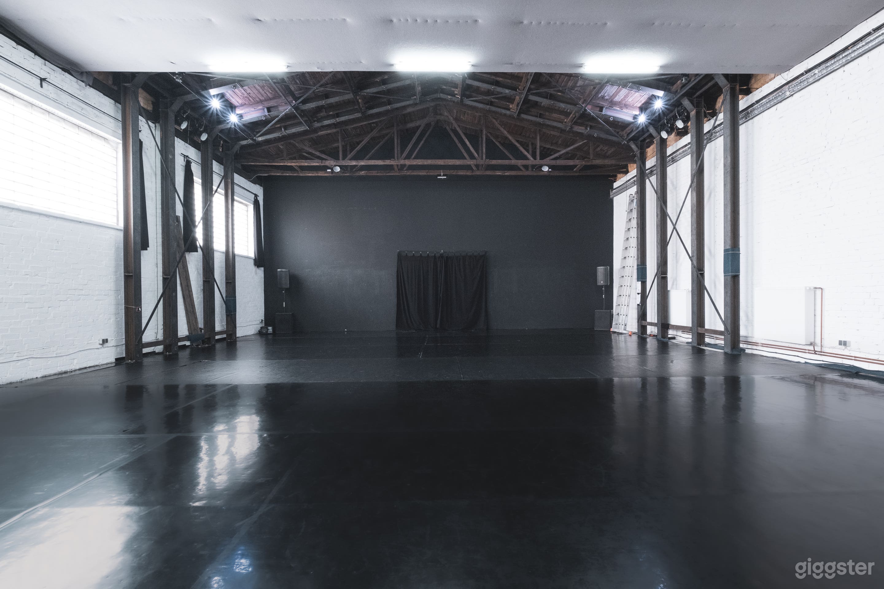 Industrie-Filmstudio mit hoher Decke und Rigging – Berlin Foto 1