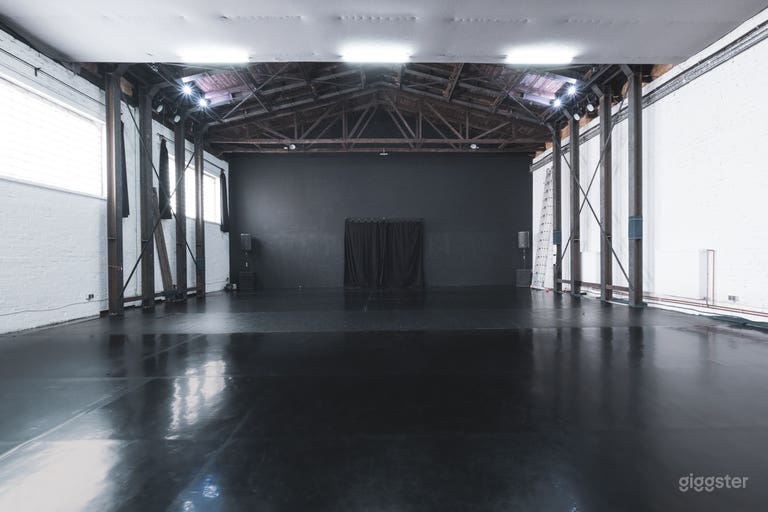  Industrie-Filmstudio mit hoher Decke und Rigging – Berlin 