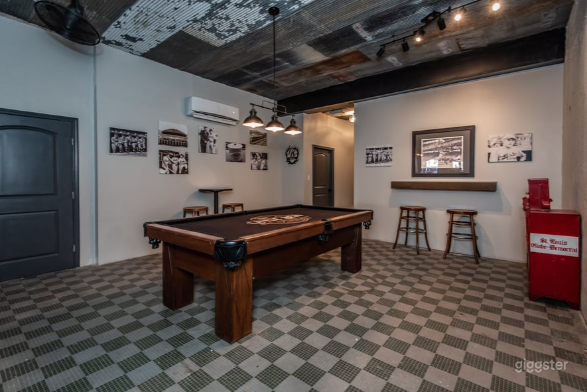 The Unique Bar &amp; Game Room Event Venue in St. Louis Photo 1