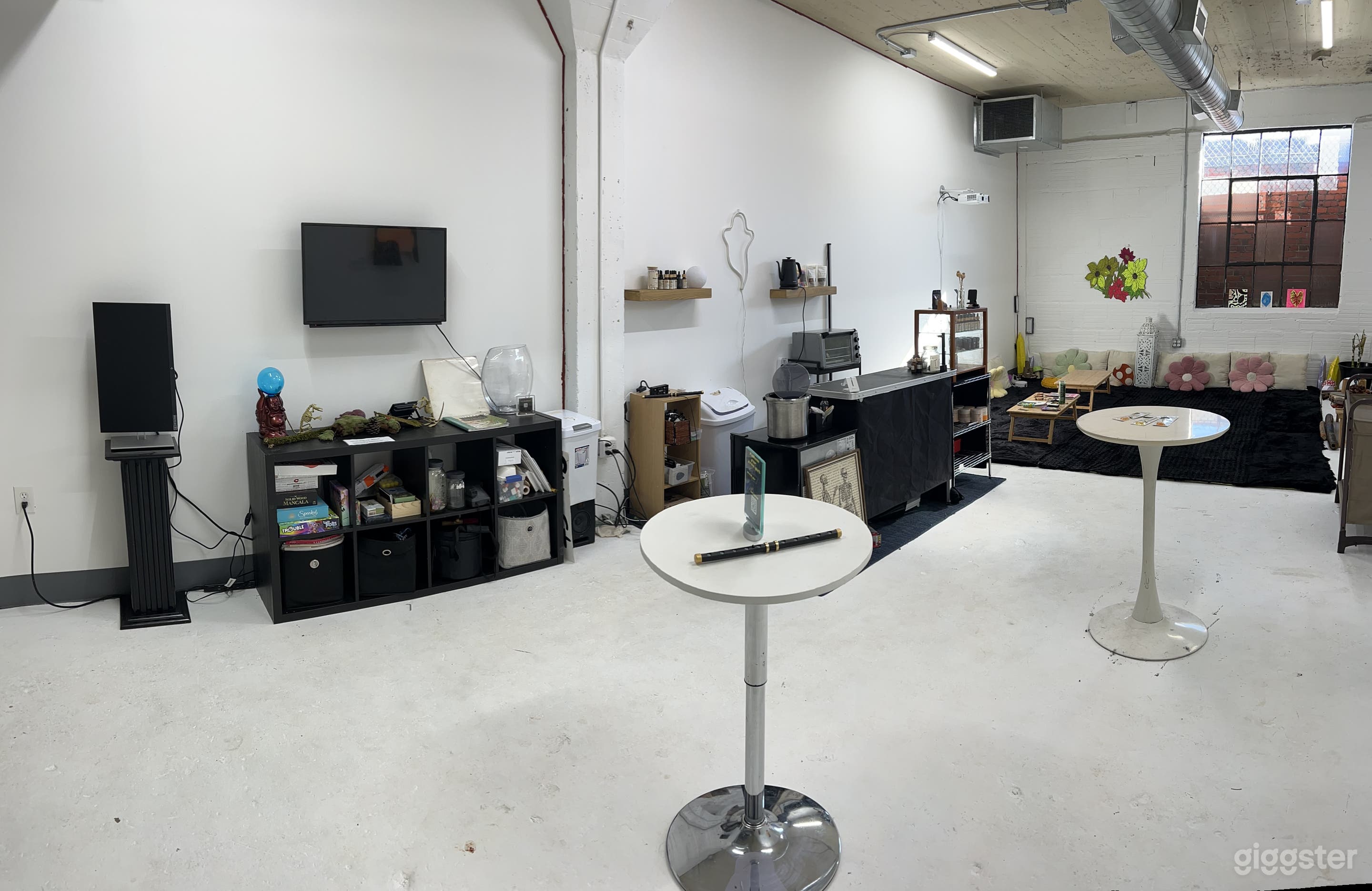 Immersive Gallery and Lounge Photo 2