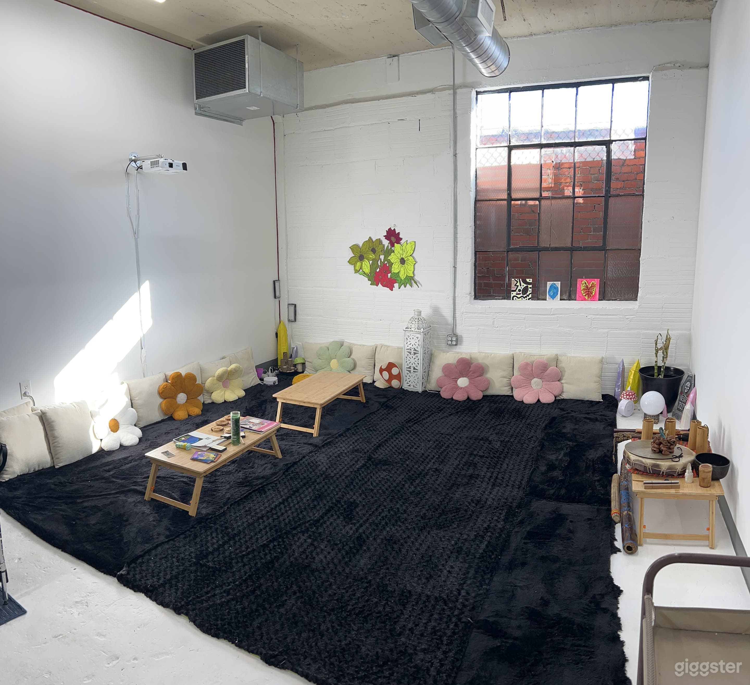 Immersive Gallery and Lounge Photo 3