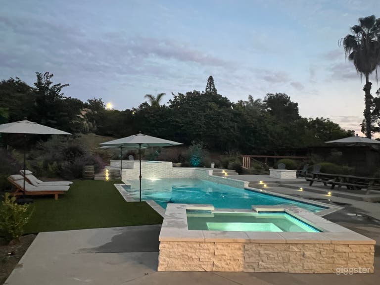  Farmhouse with pool, goats, and chickens 