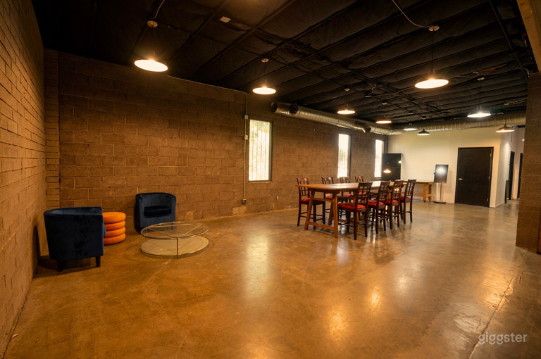  Palm | Studio Rental Space: Functional meeting space and a large bathroom are adjacent. 
