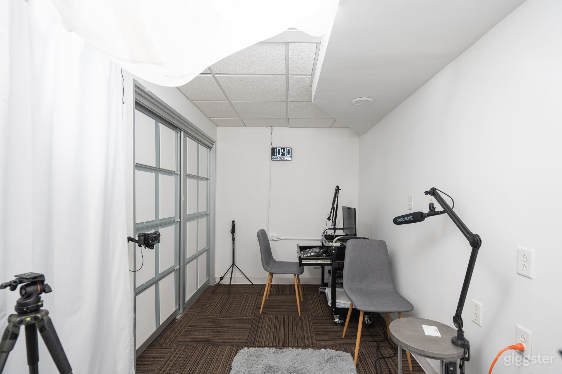 Downtown Studio with Natural light and Cyc wall Photo 4