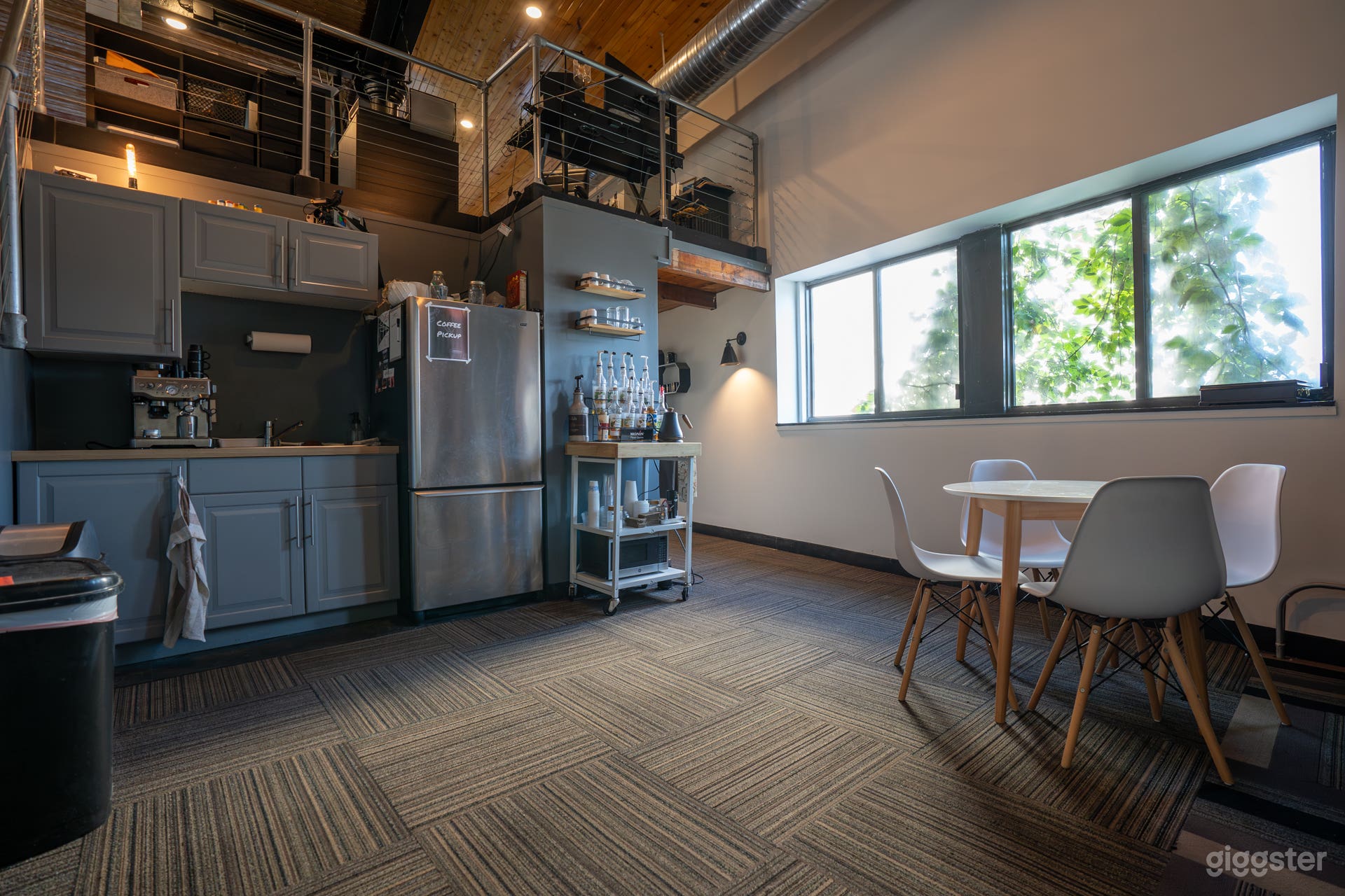 Downtown Studio with Natural light and Cyc wall Photo 3