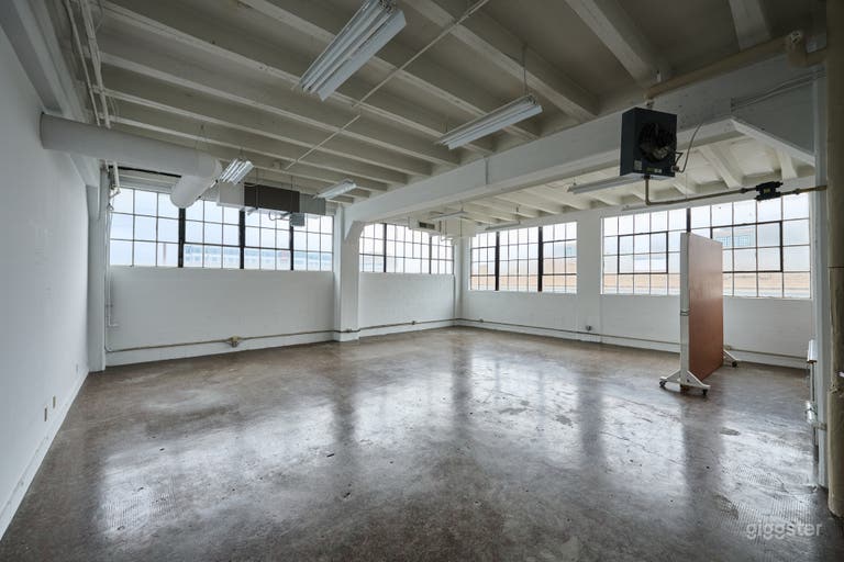  Airy Industrial with Full Prop Kitchen 