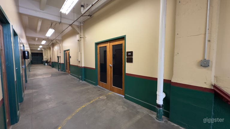  Airy Industrial with Full Prop Kitchen 