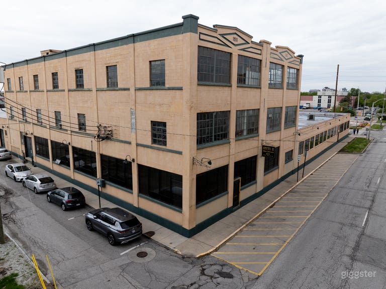  Airy Industrial with Full Prop Kitchen 