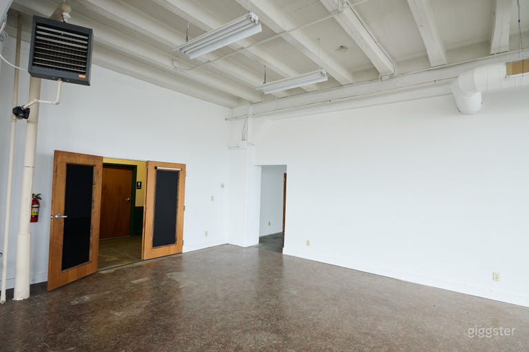  Airy Industrial with Full Prop Kitchen 