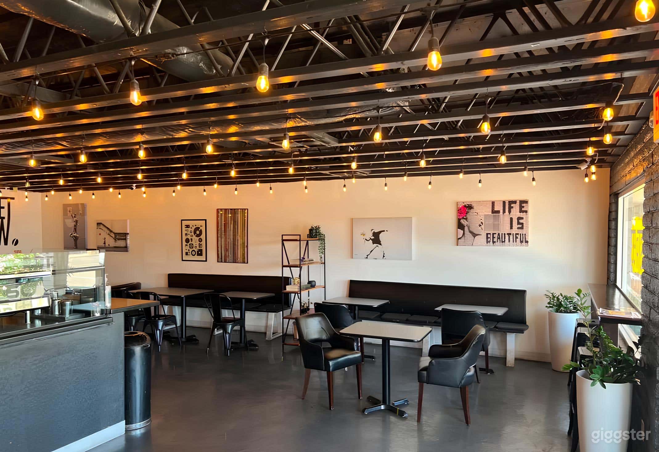 Cosy and Inviting Coffee Shop in Scottsdale Photo 2