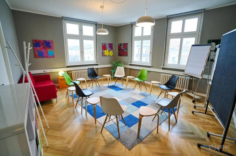  Sala Andy - Espacio de Reuniones Moderno para Sesiones de Equipo y Clientes 