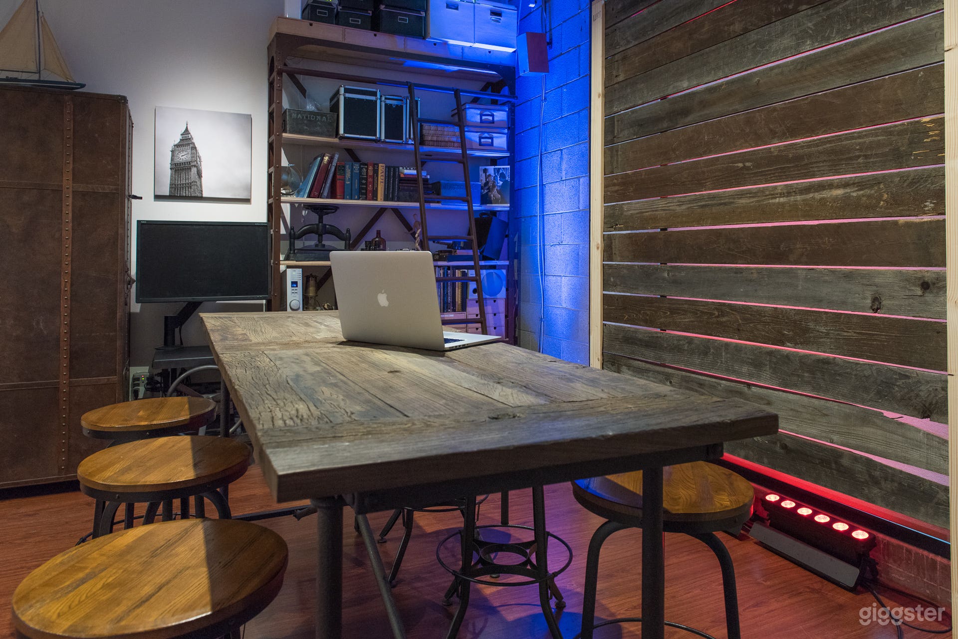 Art Gallery with Open Floor Plan Photo 4