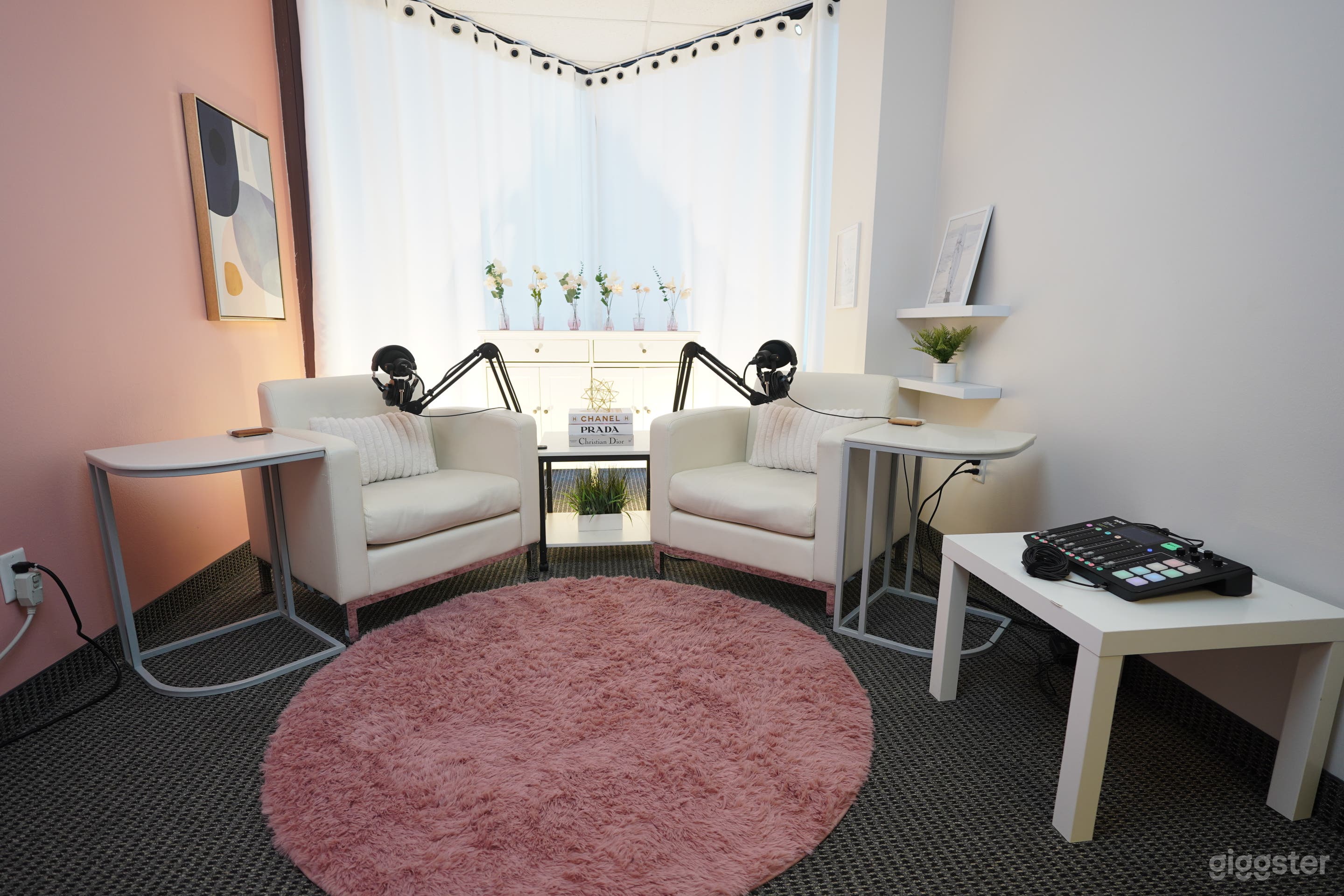 Quartz Room: a cozy space for 2 people to record, or just one person to have a peaceful and clean background! 