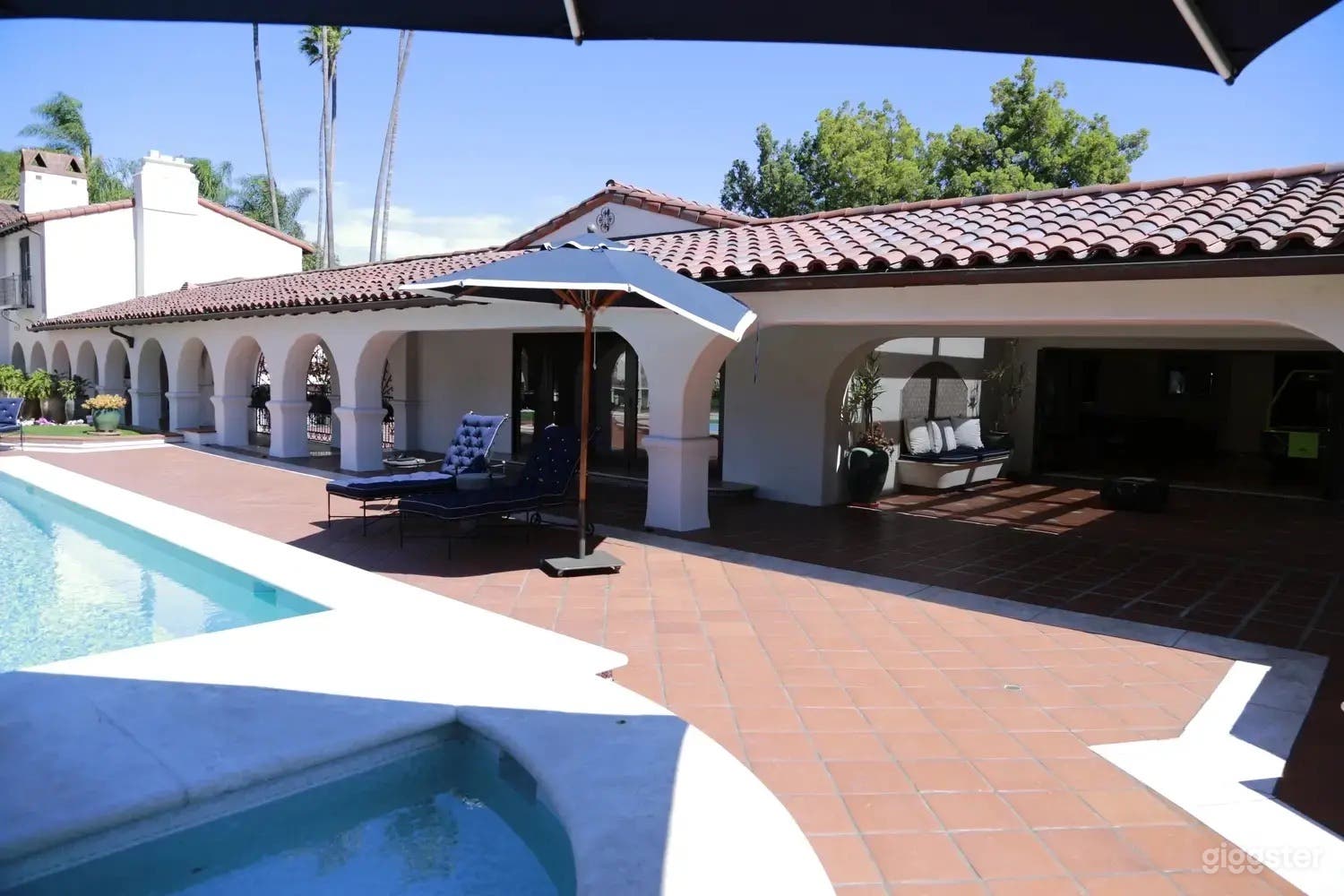 Luxury Pool Mansion Photo 3