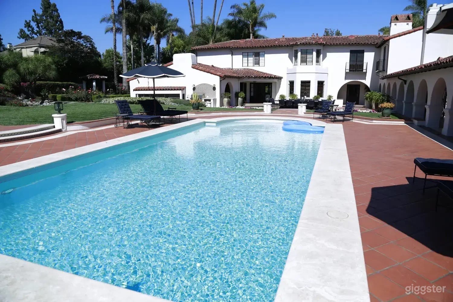 Luxury Pool Mansion Photo 1