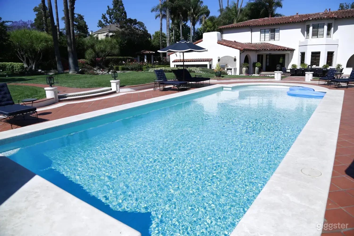 Luxury Pool Mansion Photo 2