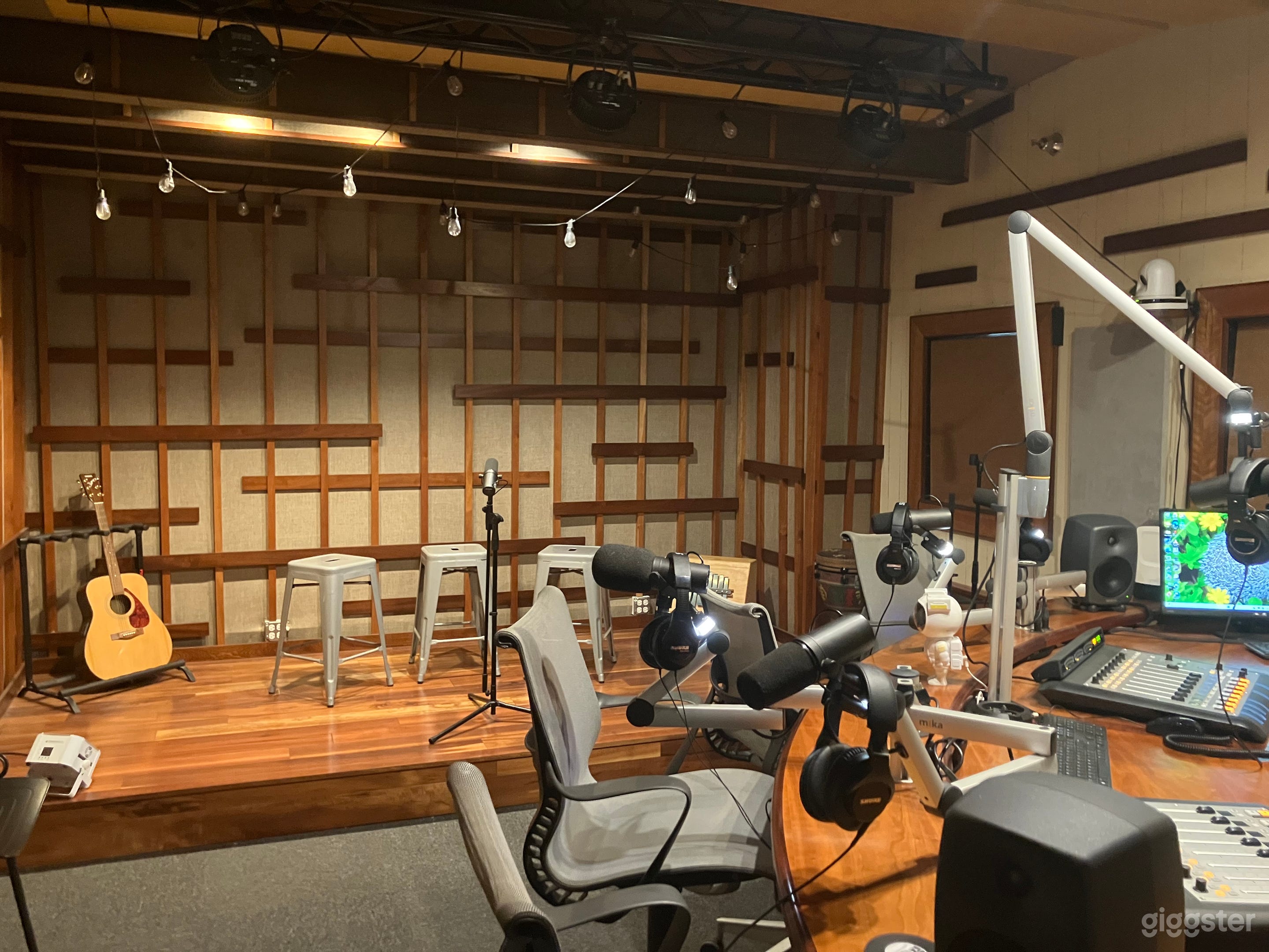 Activation Room - Podcast Meets Performance.