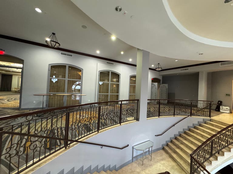  Luxury Restaurant & Banquet Hall in Glendale 