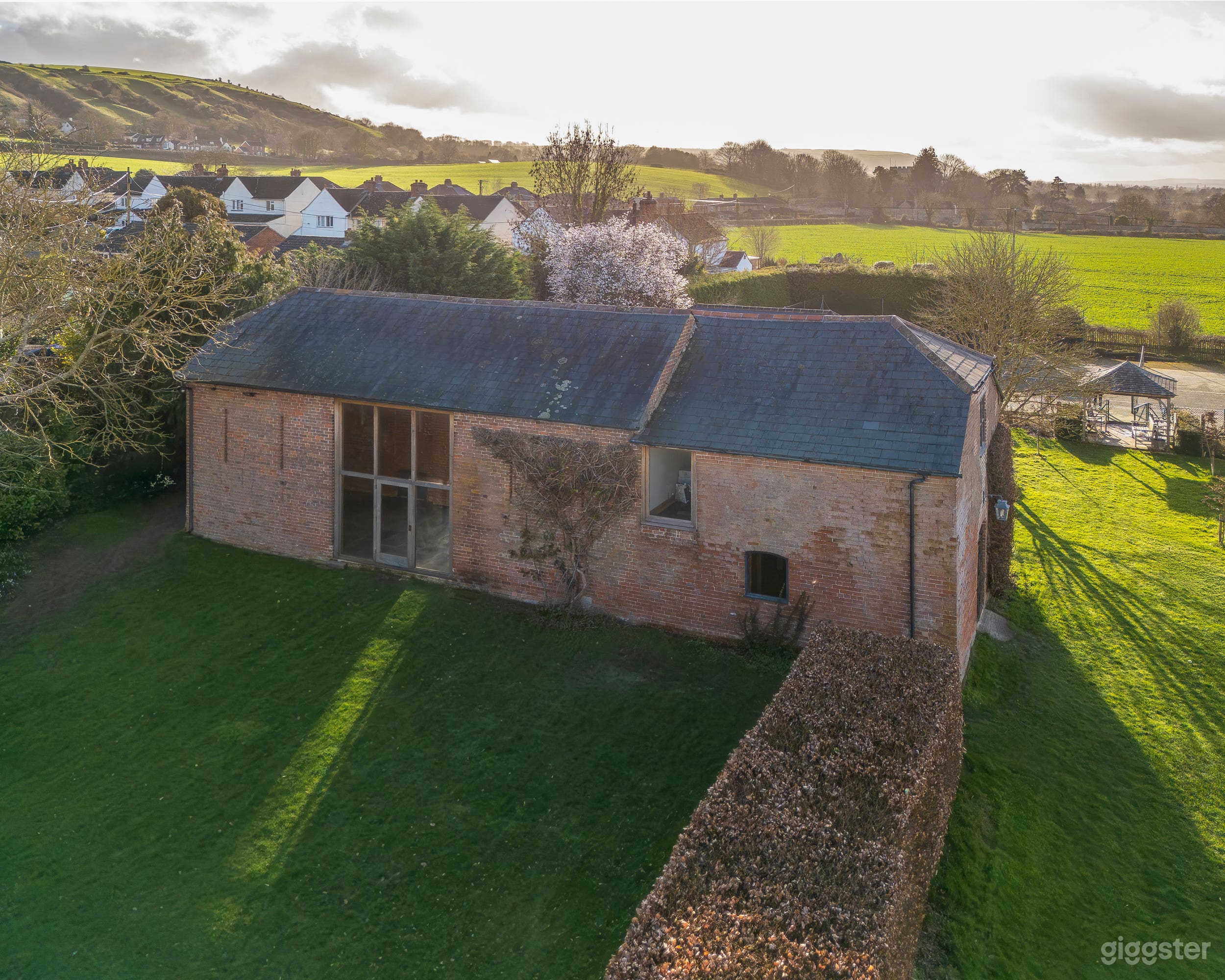 Contemporary barn conversion with floor-to-ceiling windows Photo 4