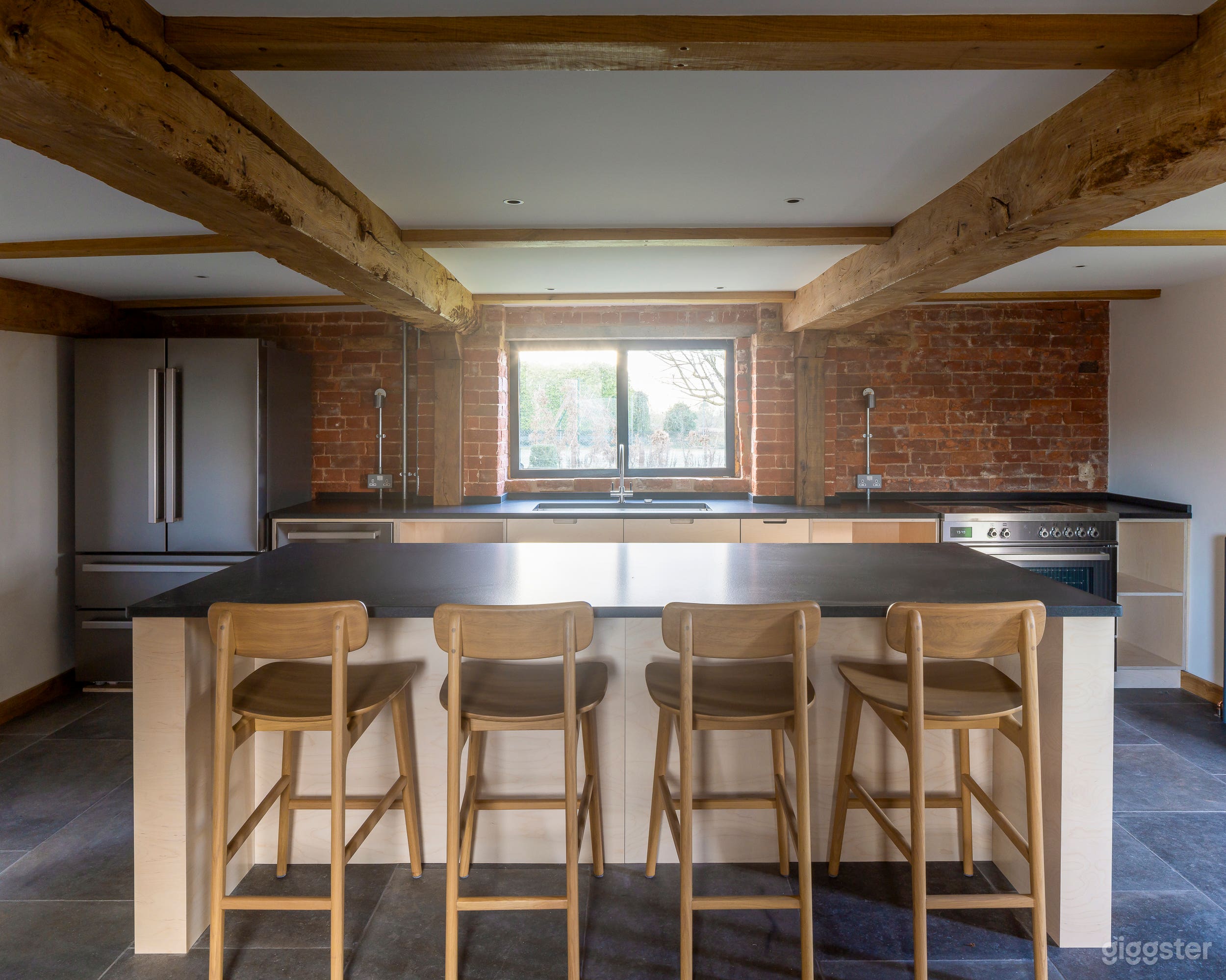 Contemporary barn conversion with floor-to-ceiling windows Photo 3
