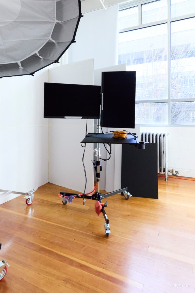  Luxury Downtown Seattle Photo Studio With Profoto Gear 