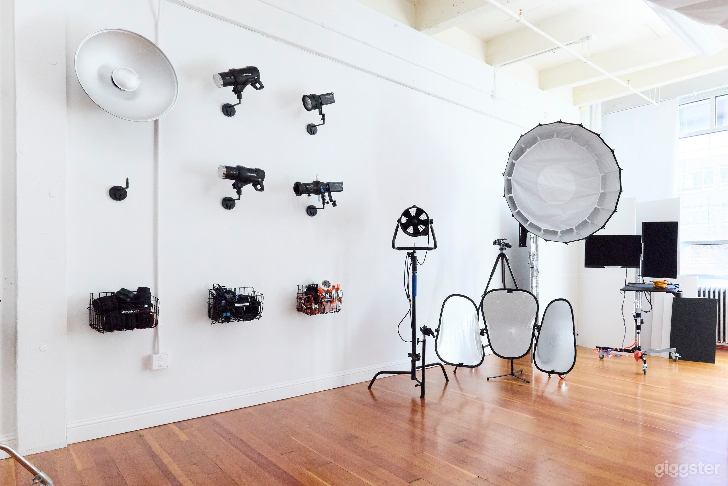 Luxury Downtown Seattle Photo Studio With Profoto Gear Photo 3