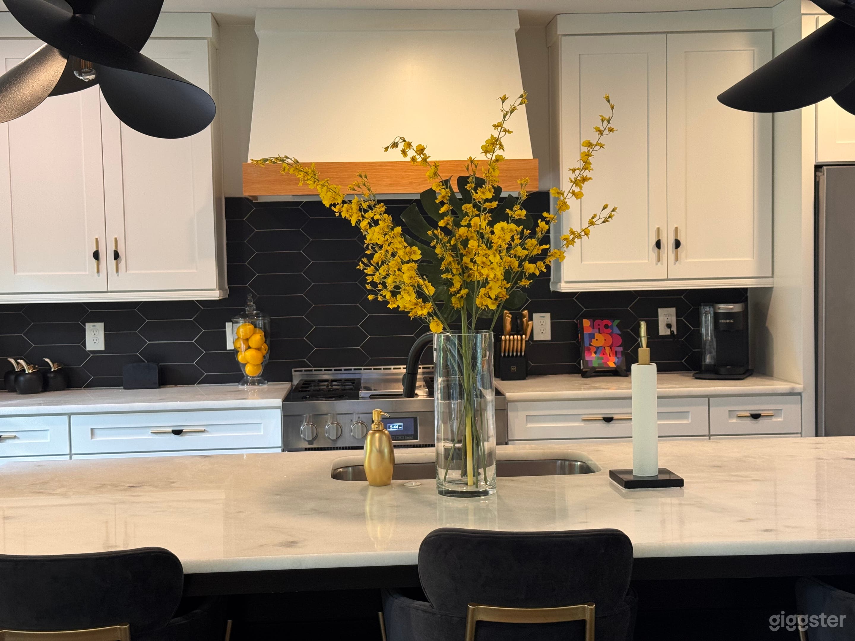 A closer view of the kitchen