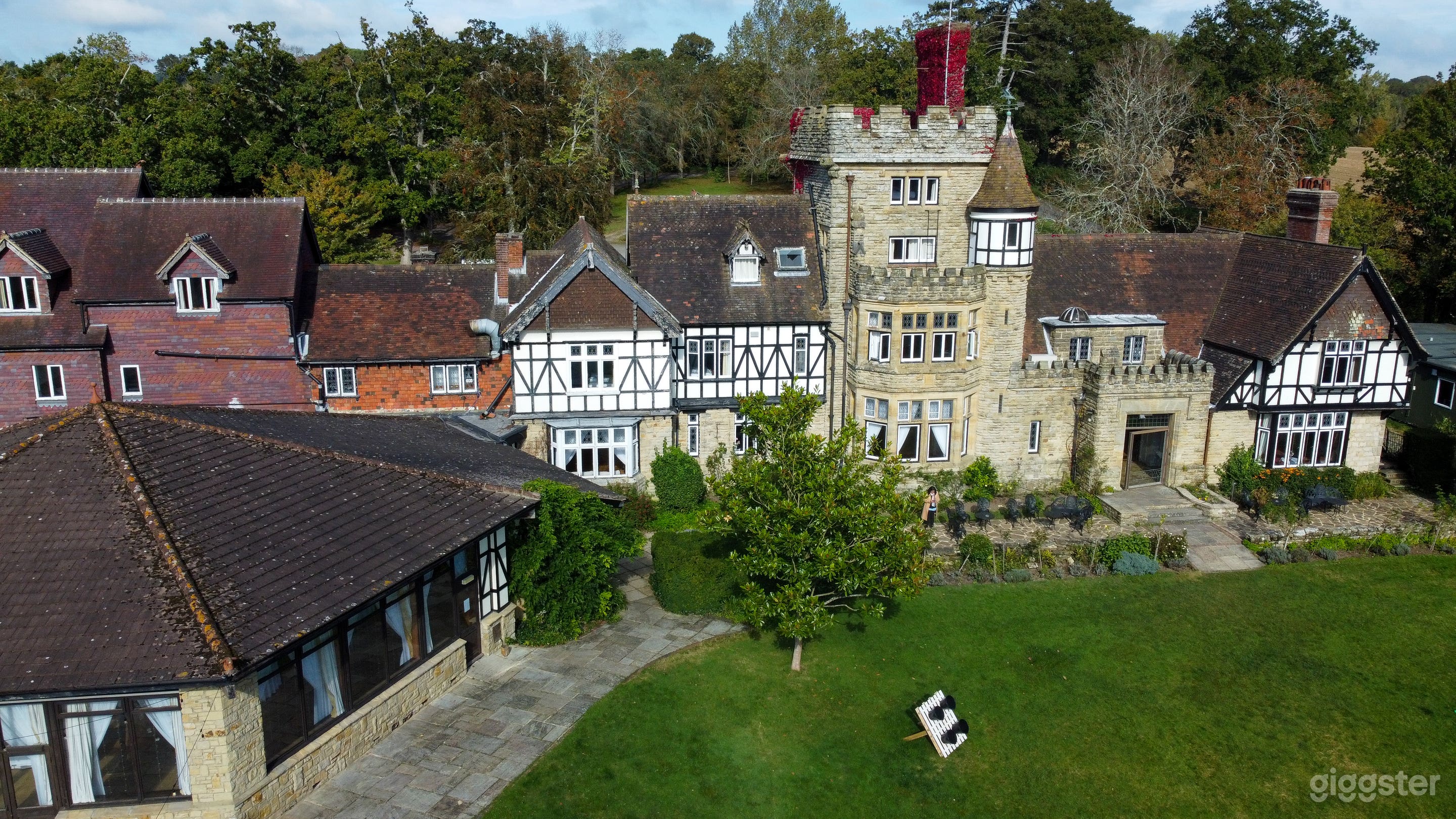 Tudor Manor House with large grounds  Photo 2