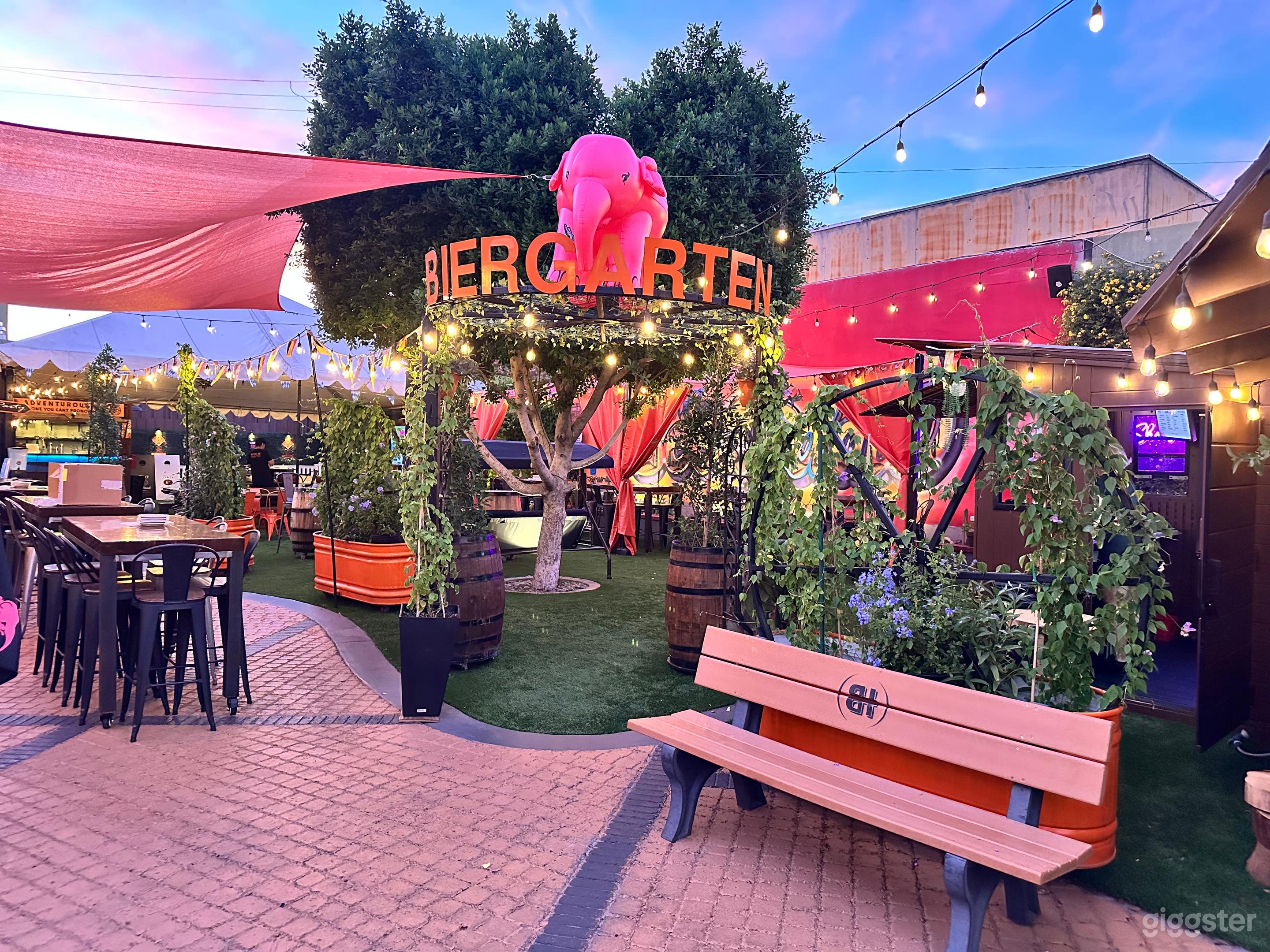 Casual European-Style Bier Garten Photo 4