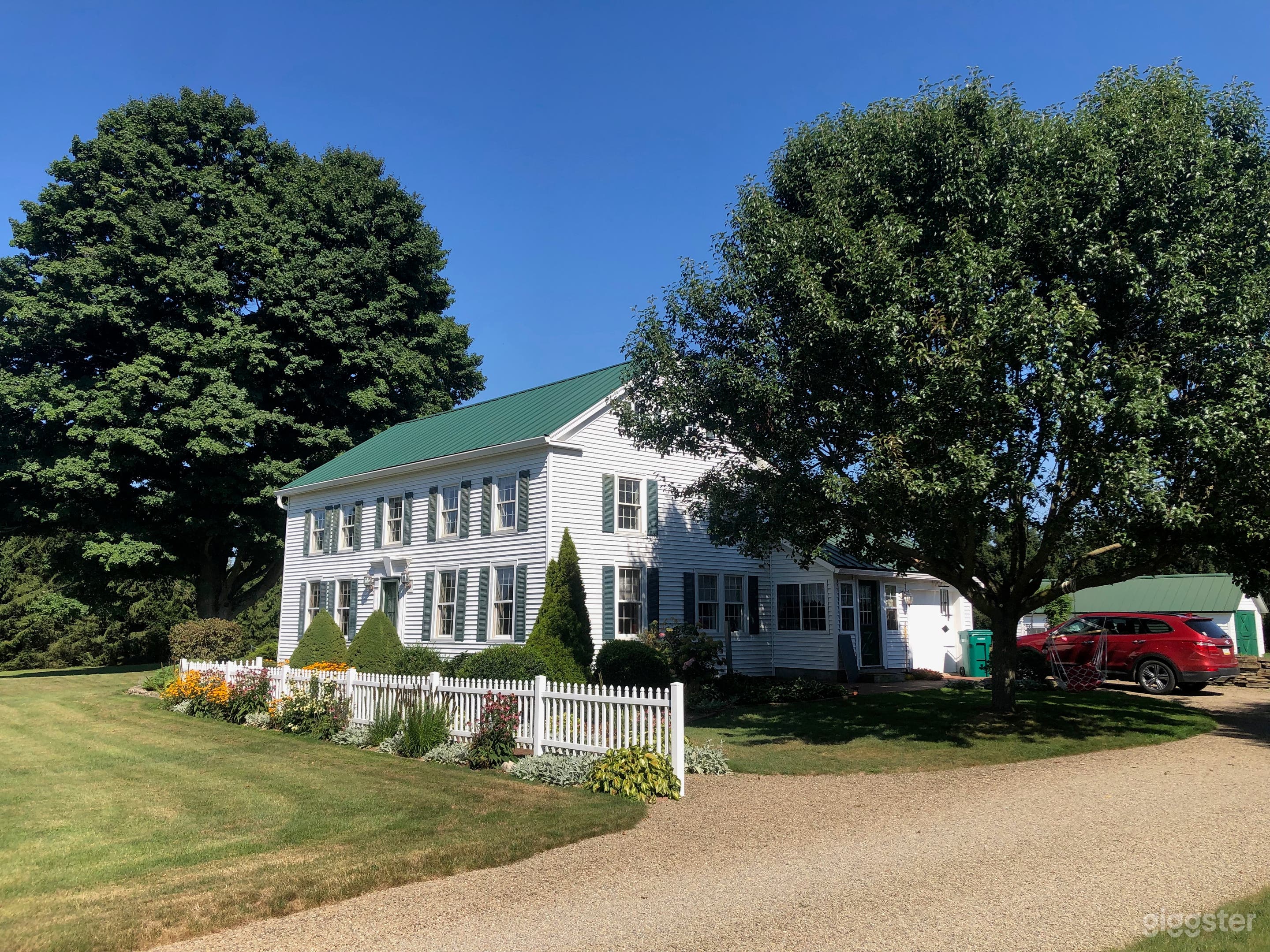 Landscaped country living. Photo 4