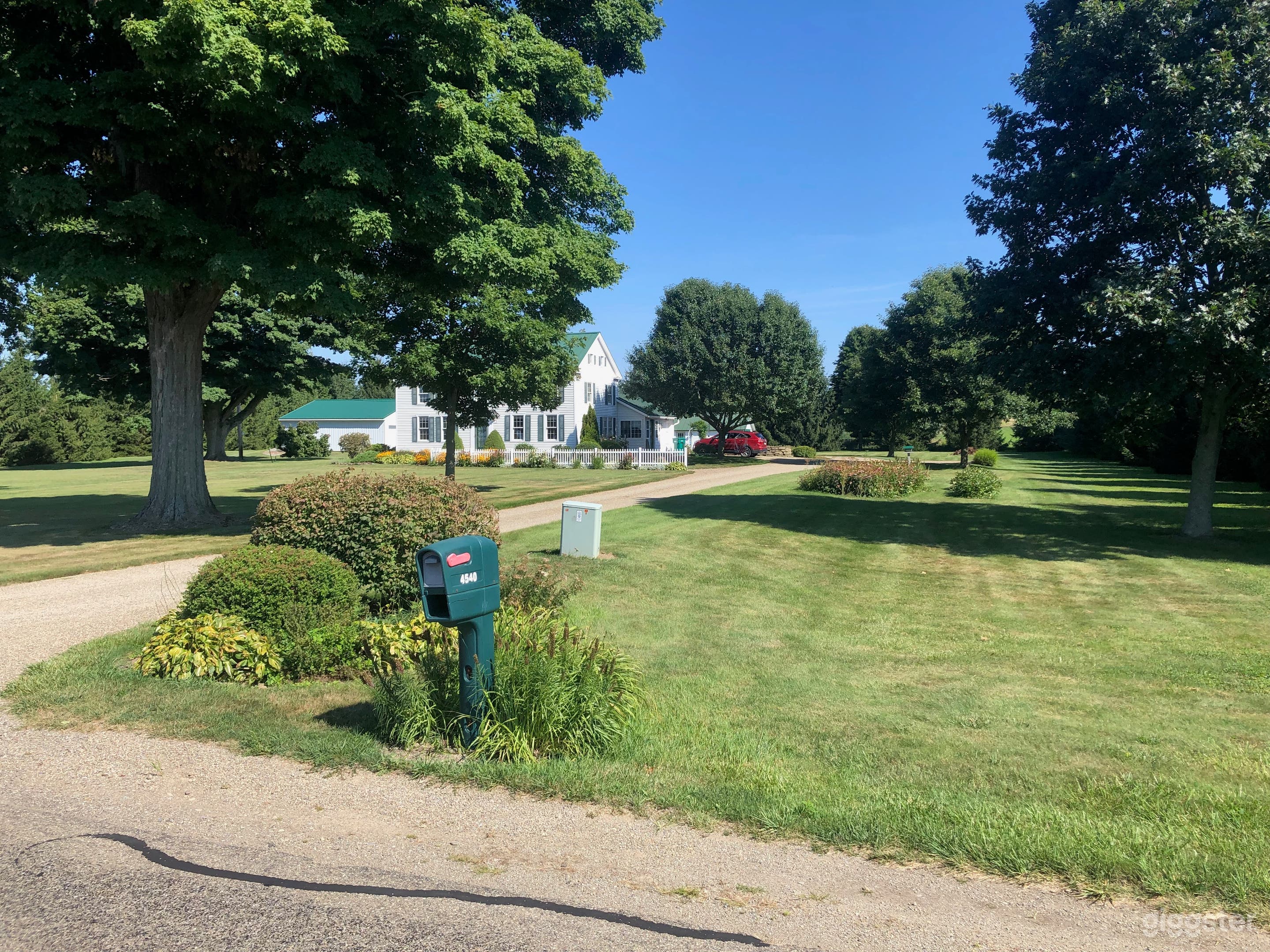 Landscaped country living. Photo 2