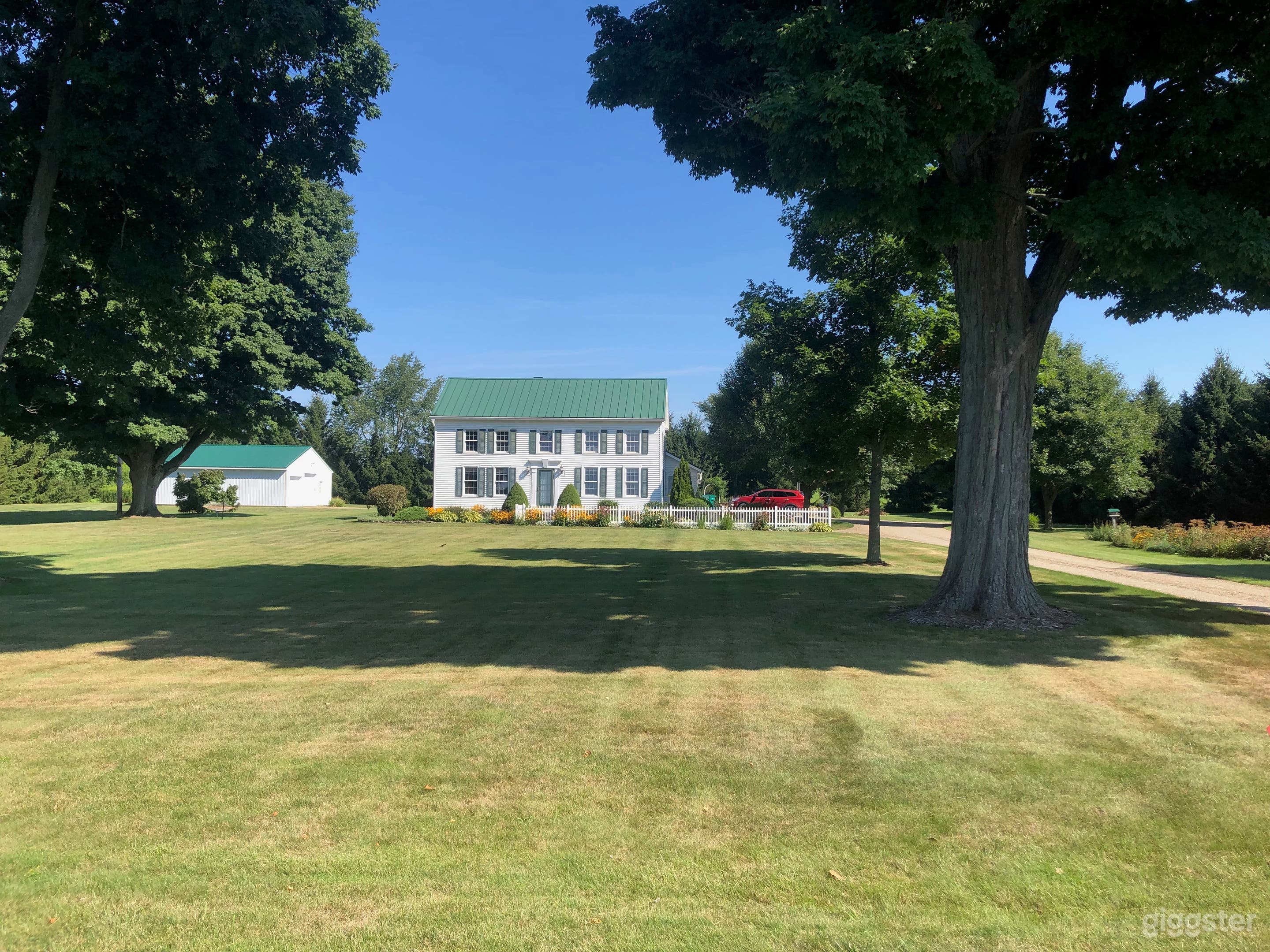 Landscaped country living. Photo 1