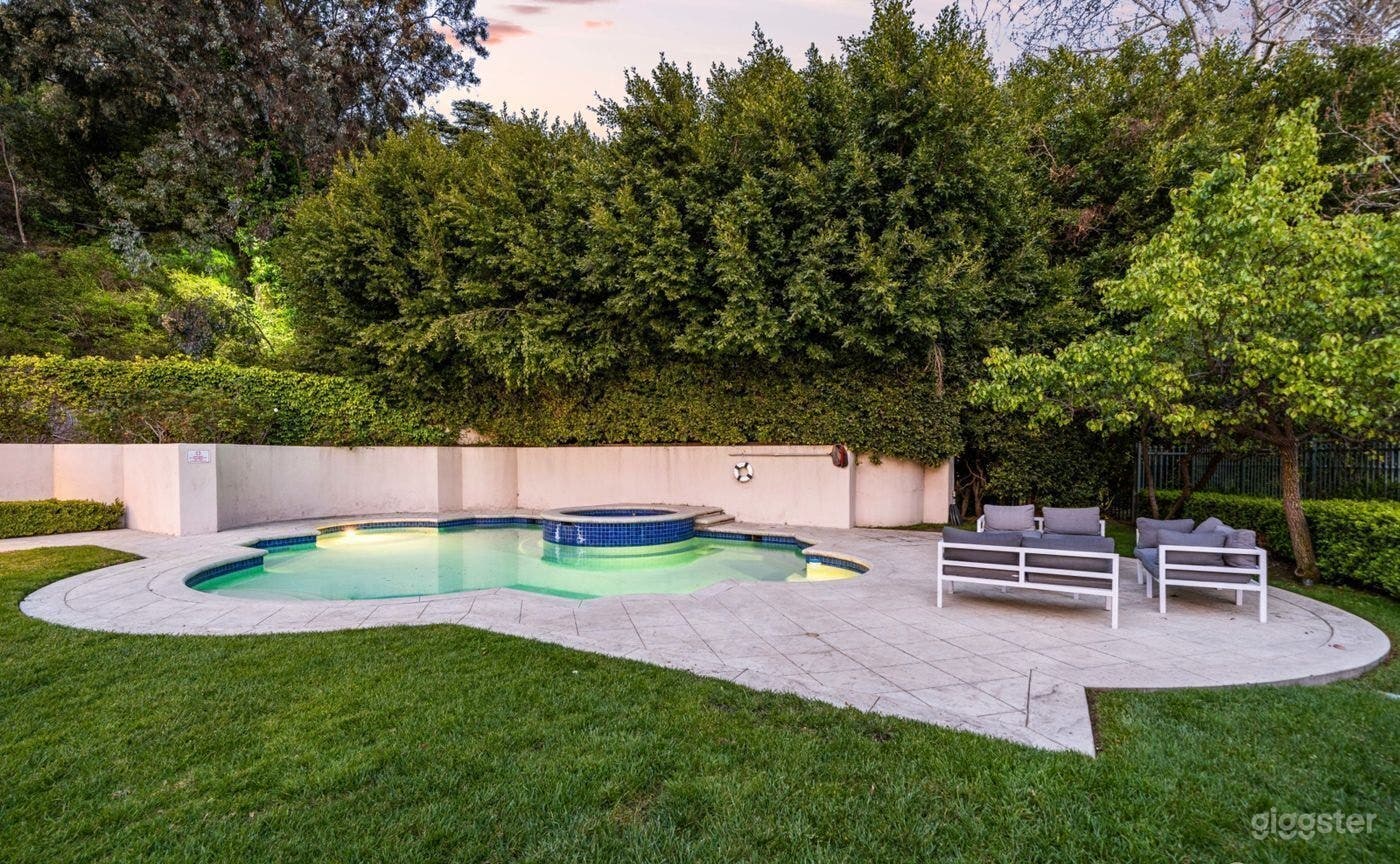  NEO-CLASSICAL LUXURY ESTATE: PERFECT/POOL Photo 3