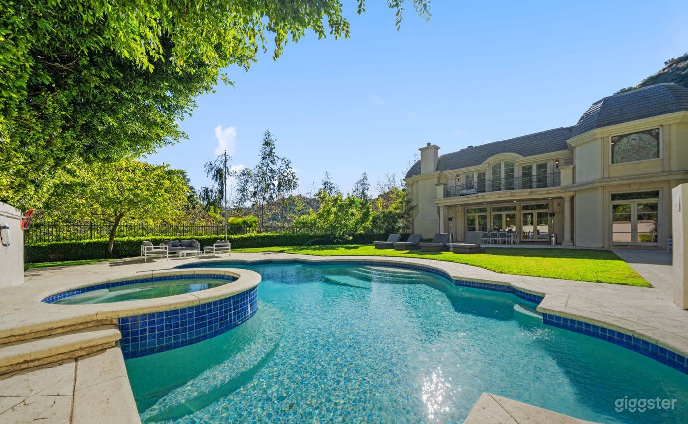  NEO-CLASSICAL LUXURY ESTATE: PERFECT/POOL Photo 1