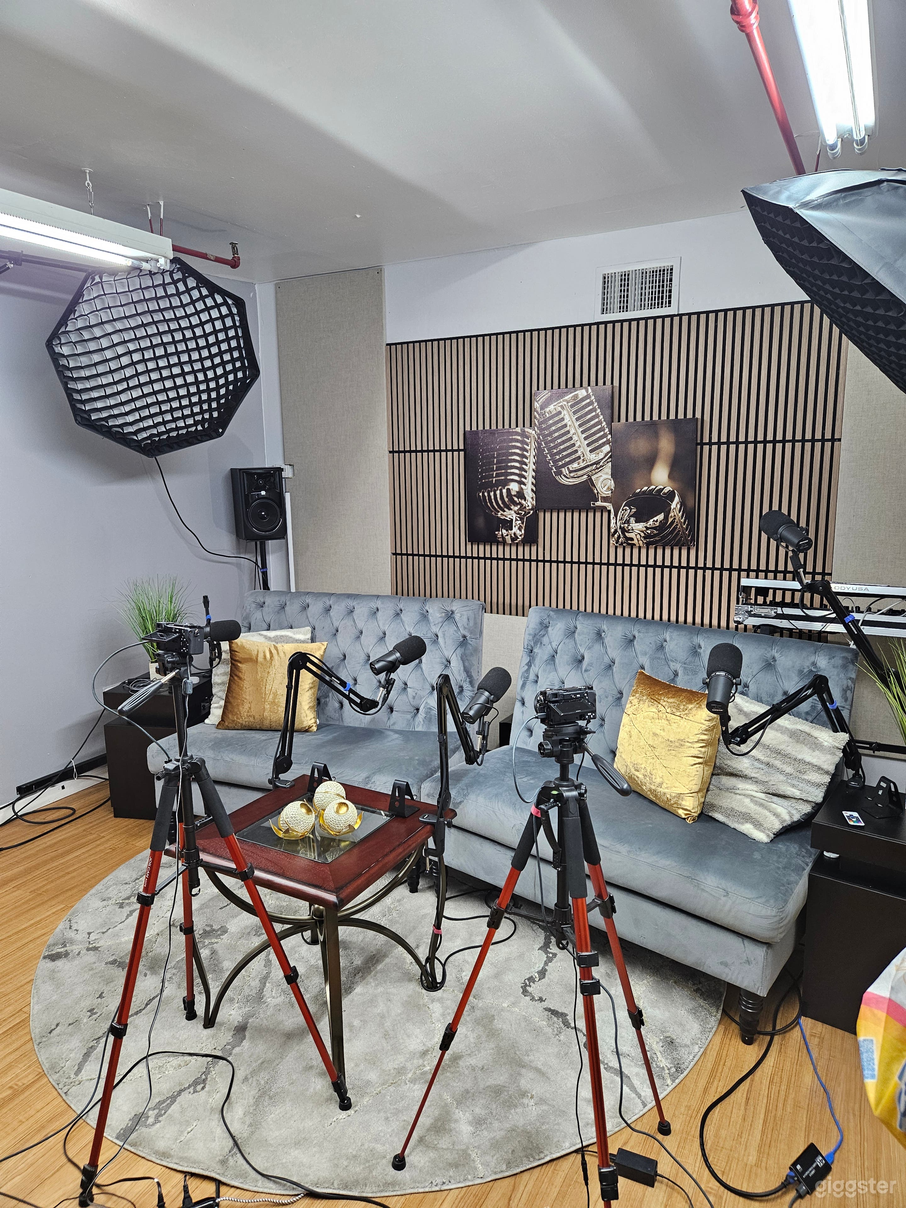 MAIN SET : 4 PERSON PODCAST SEATING