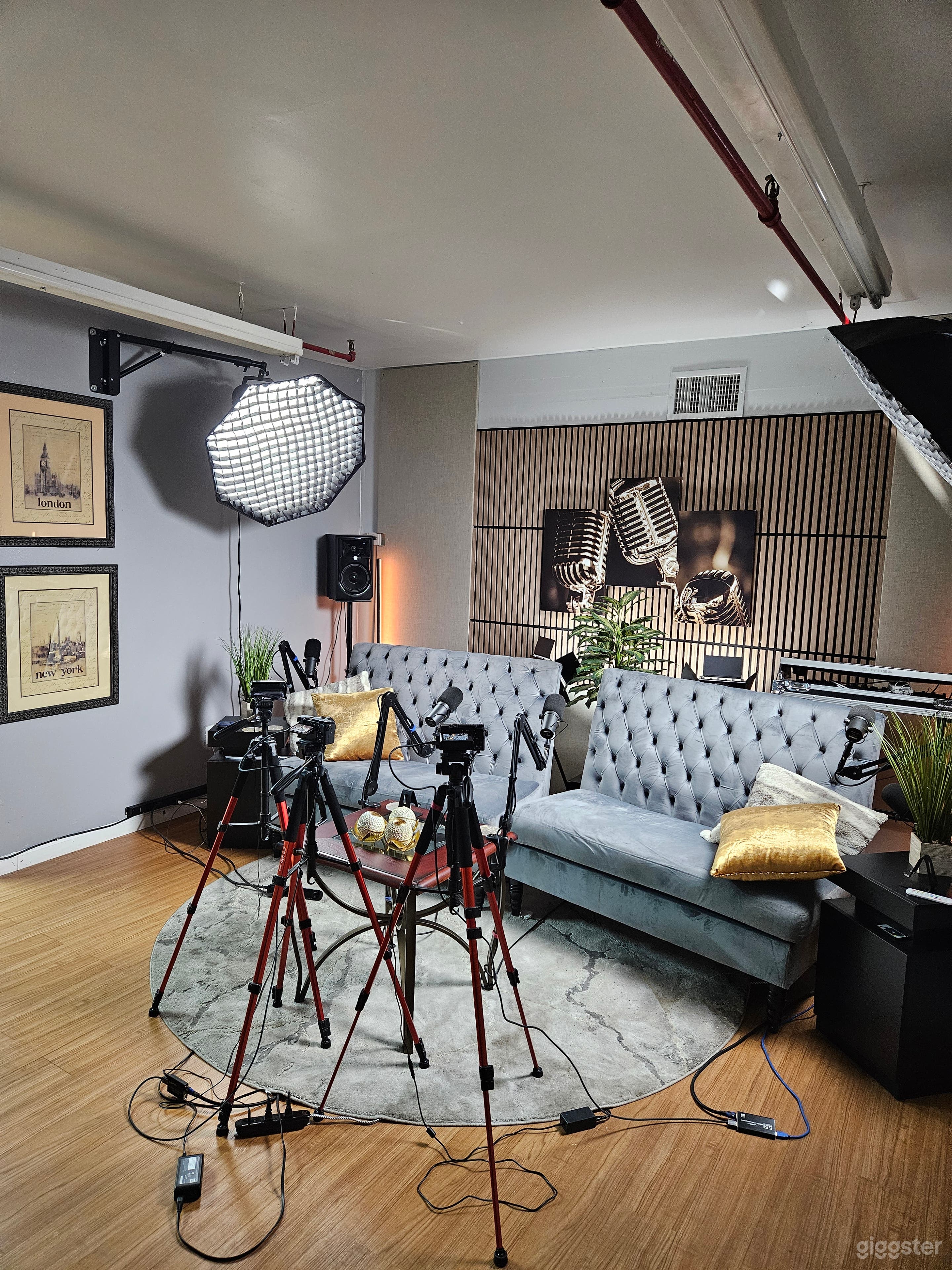 MAIN SET : 4 PERSON PODCAST SEATING RIGHT SIDE VIEW