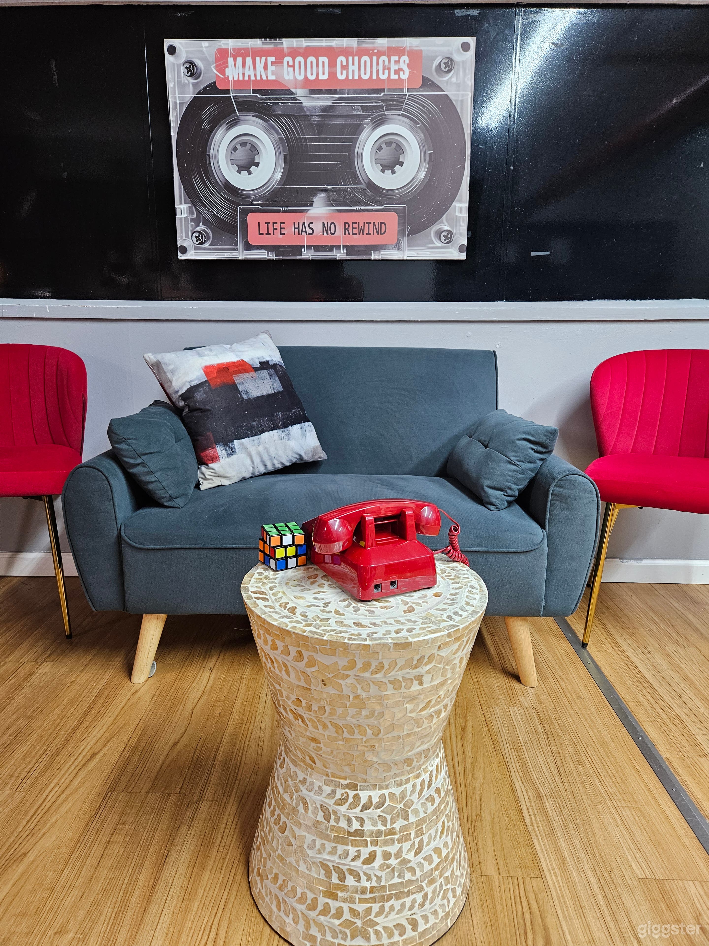 OPTINAL SET : 3 PERSON PODCAST SEATING