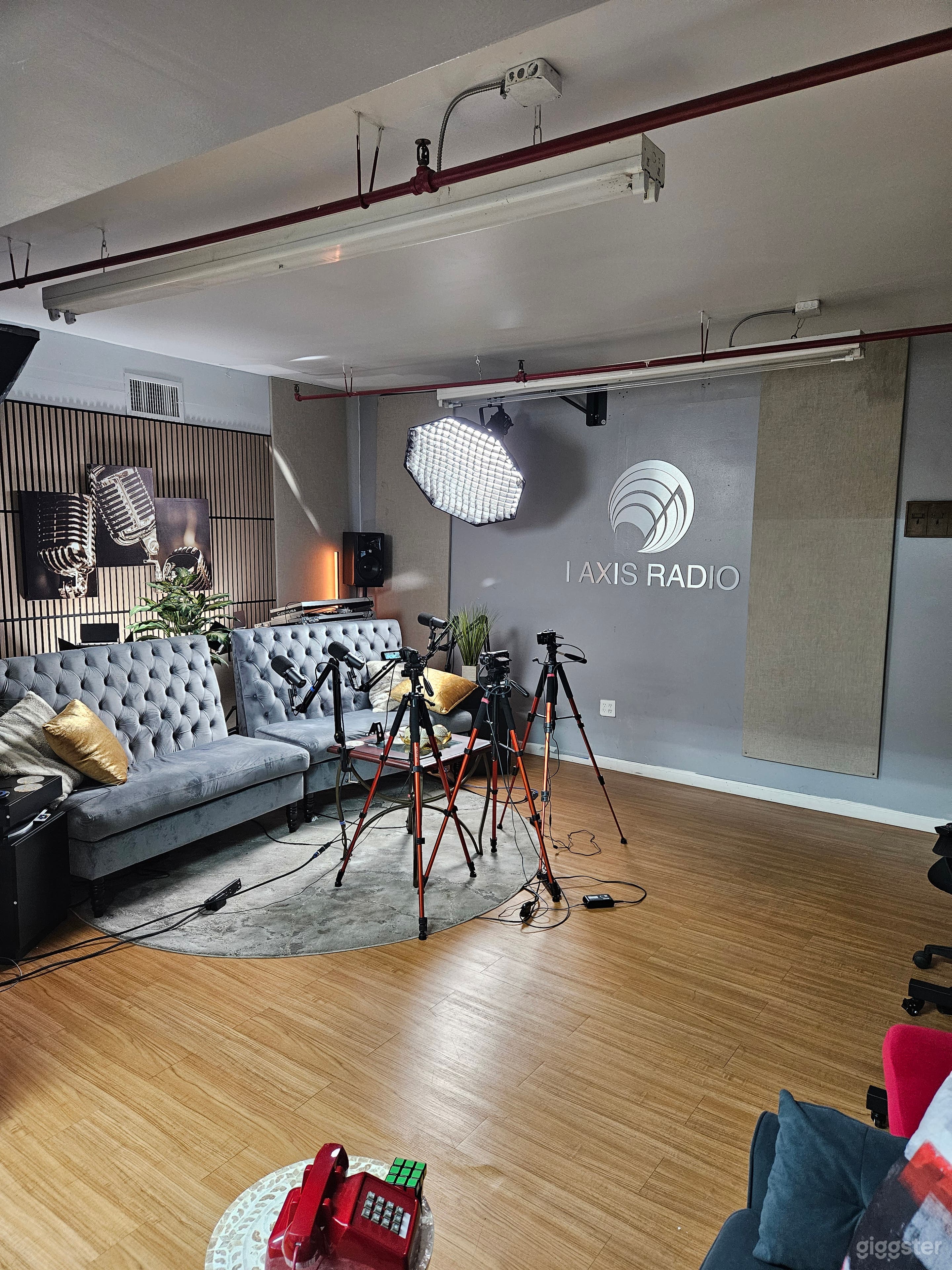 MAIN SET : 4 PERSON PODCAST SEATING LEFT SIDE VIEW