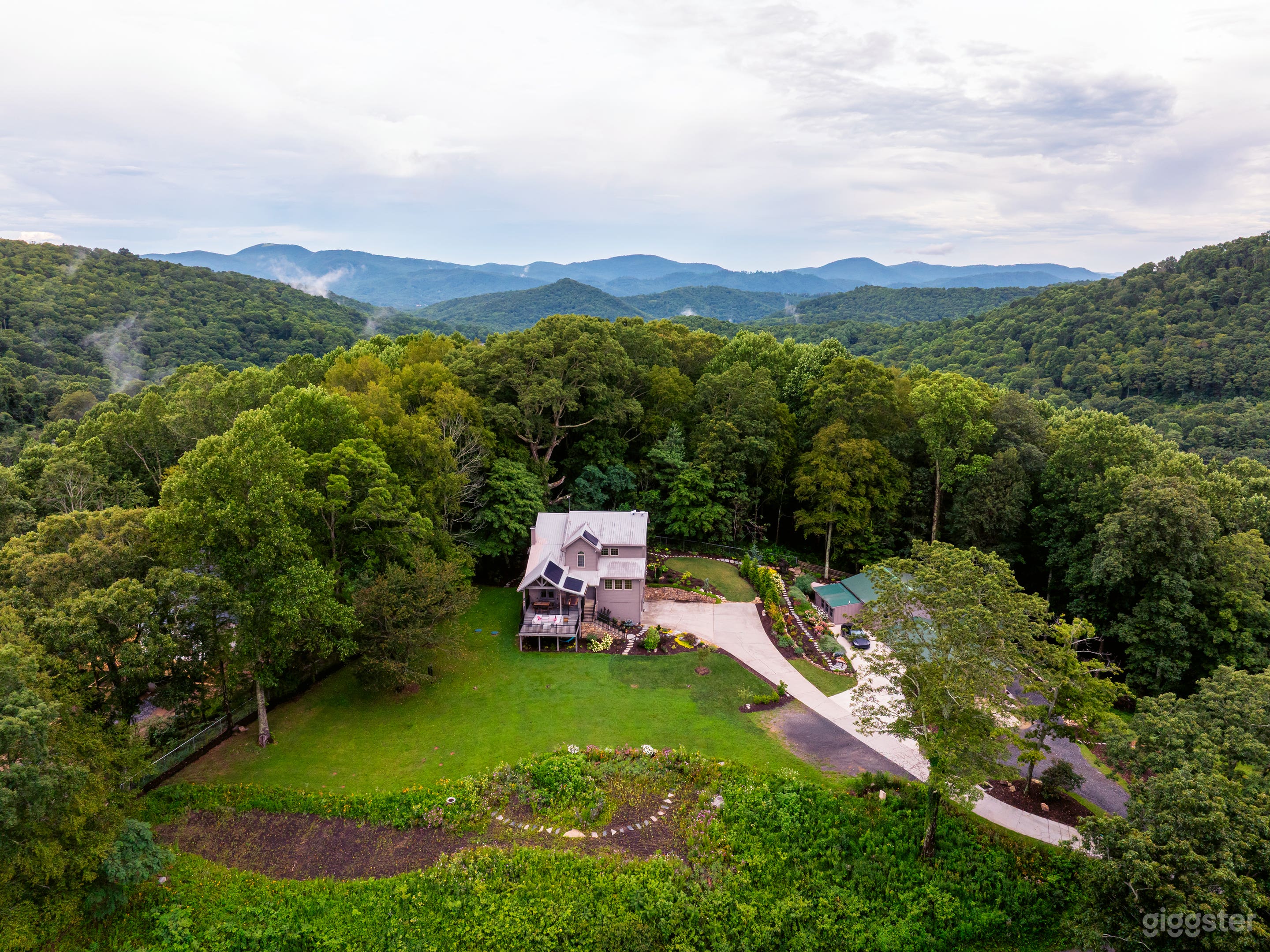 Secluded, Mountain Views, Spacious Yard perfect for Events Photo 1