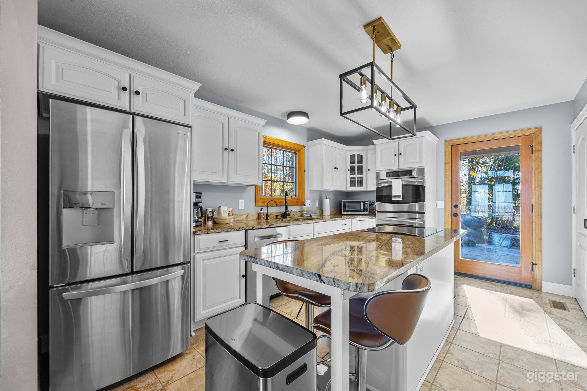 Secluded, Mountain Views, Spacious Yard perfect for Events Photo 3