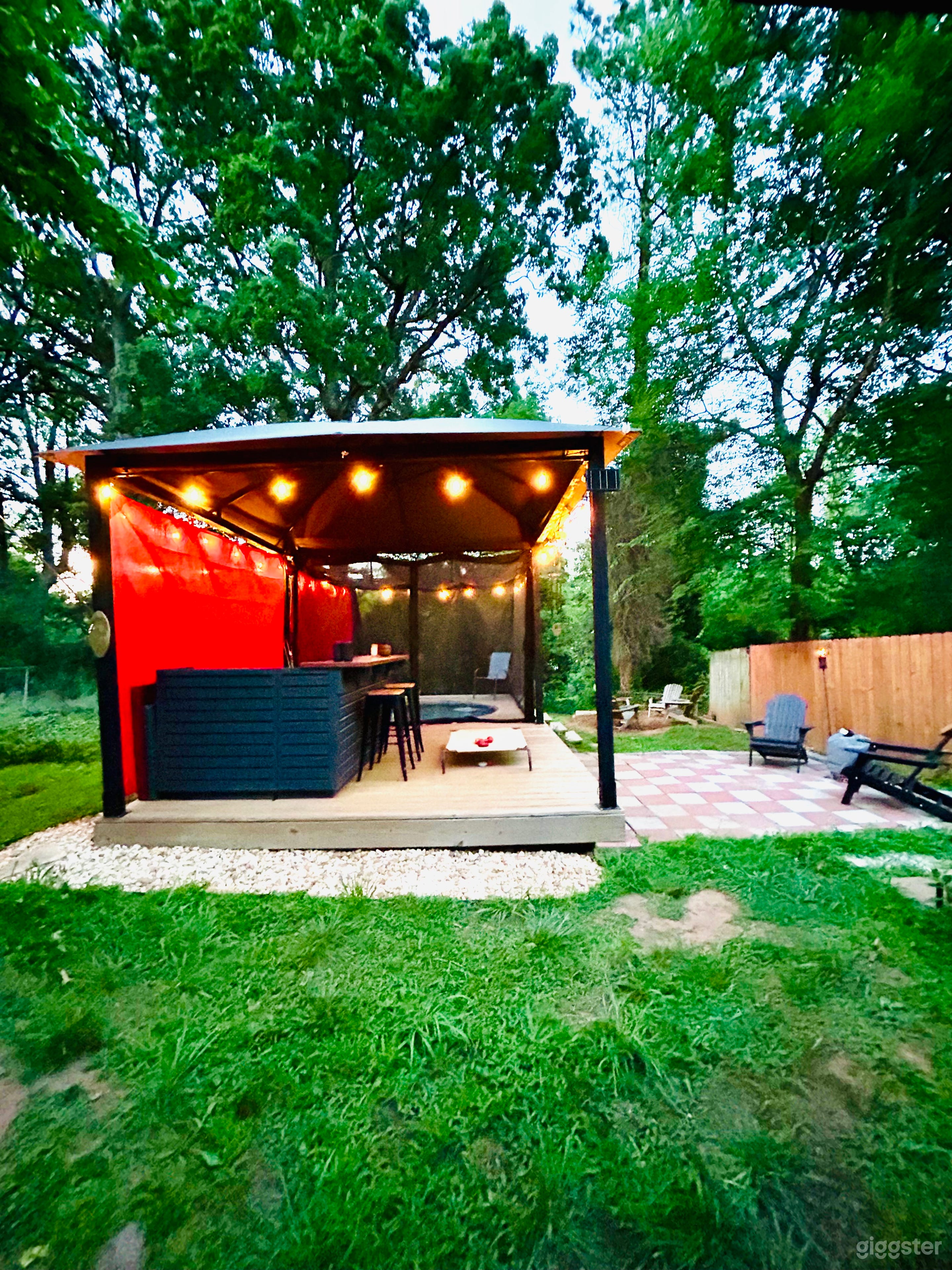 The Green House with nice back yard + bar Photo 3