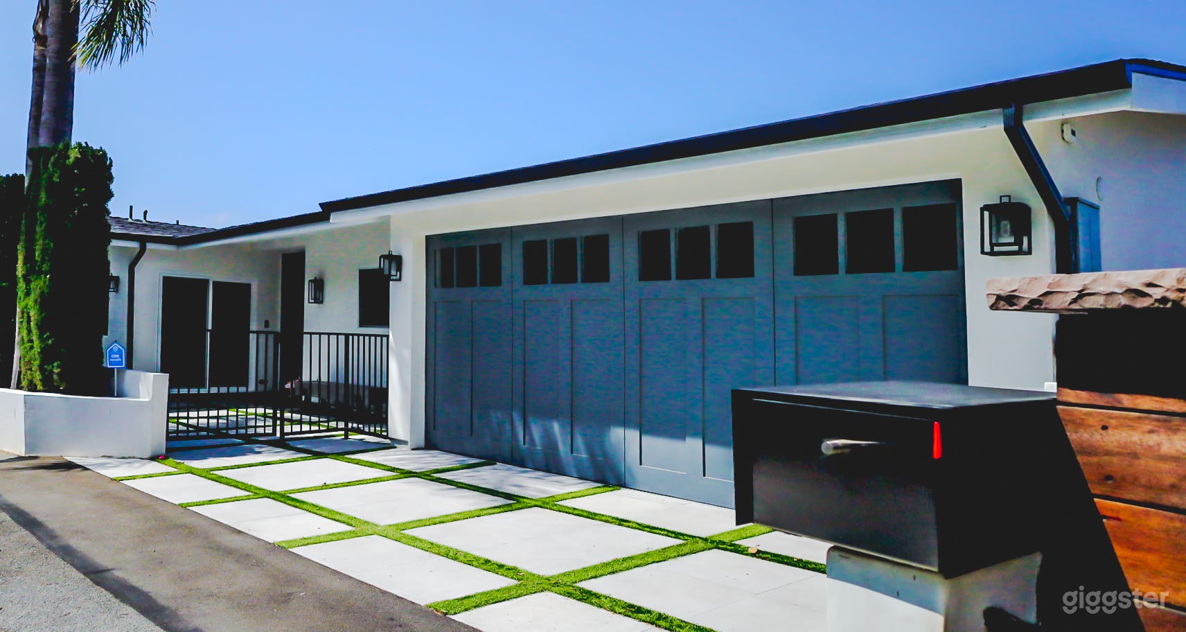 Expansive Ocean View Modern Laguna Beach Home. Photo 2