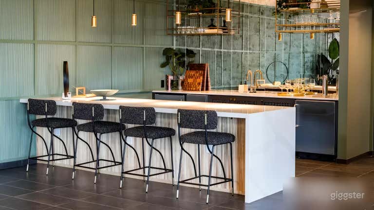  Espace événementiel lumineux et moderne avec table de billard et téléviseurs 