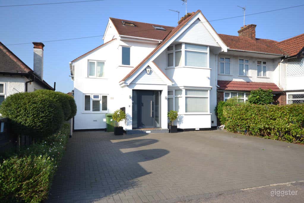 Family home in Borehamwood Photo 1