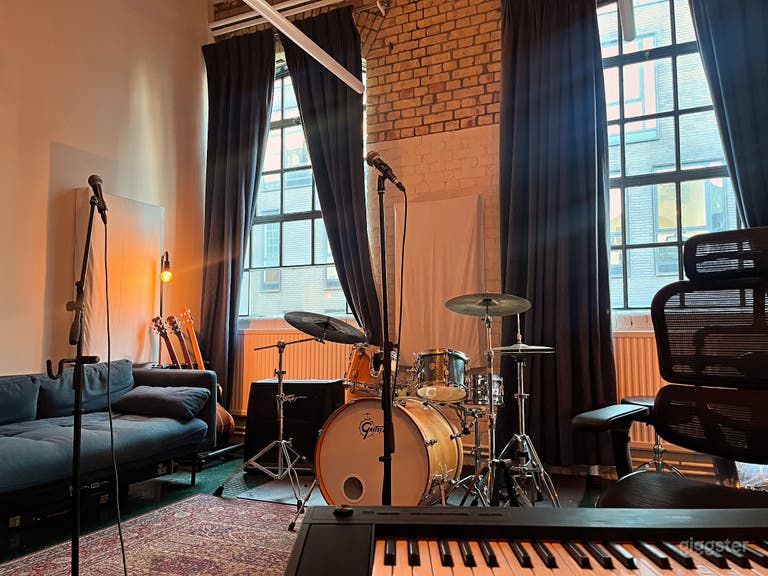  Rehearsal and Recording Studio in Industrial Workshops 